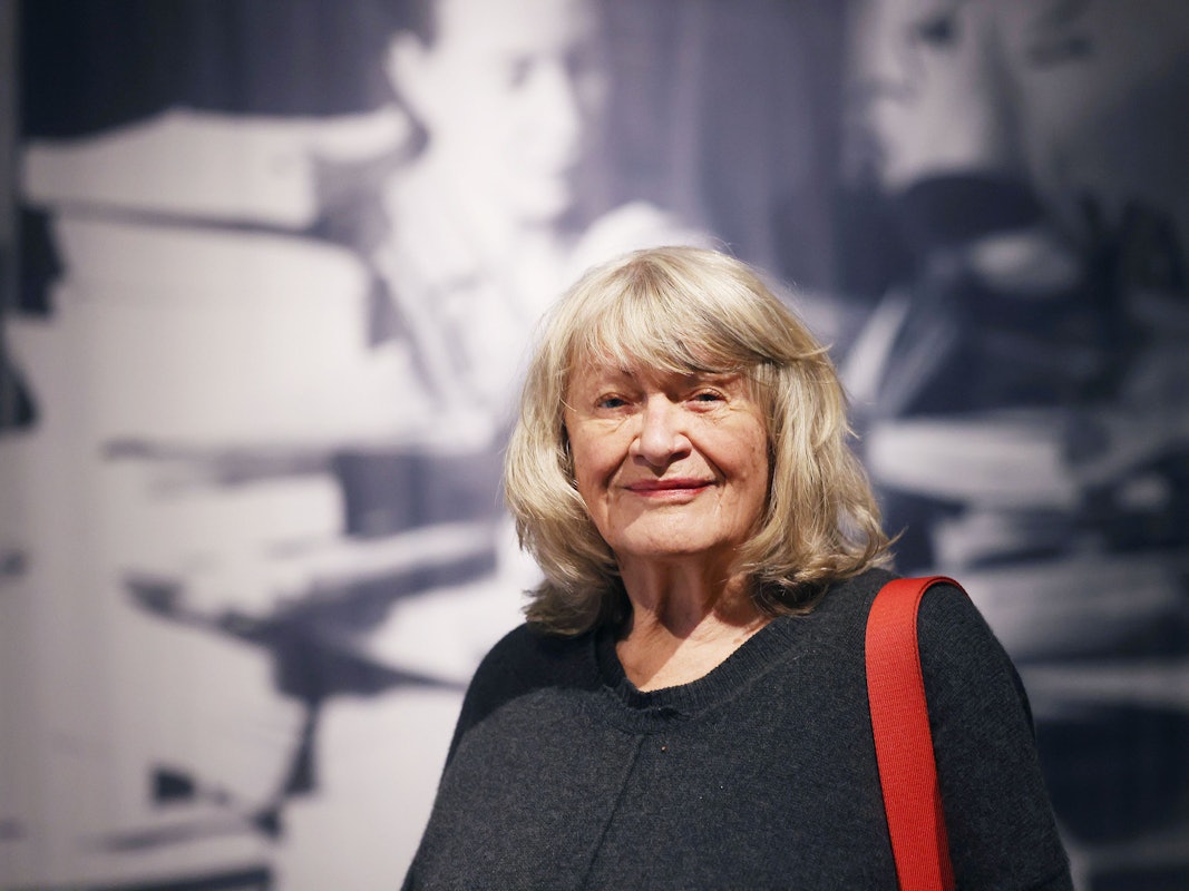 Alice Schwarzer, Autorin und Feministin, steht in der Ausstellung „Das andere Geschlecht“.