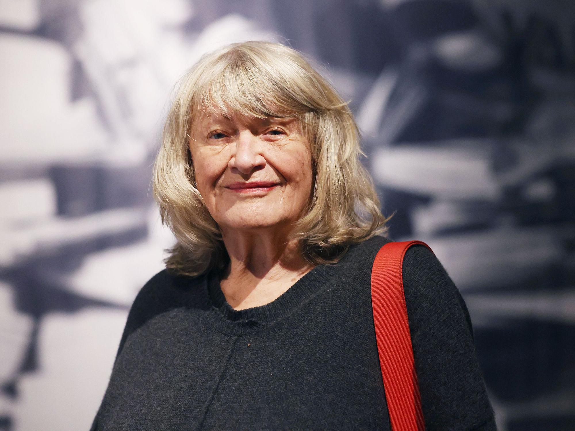 Alice Schwarzer, Autorin und Feministin, steht in der Ausstellung „Das andere Geschlecht“.