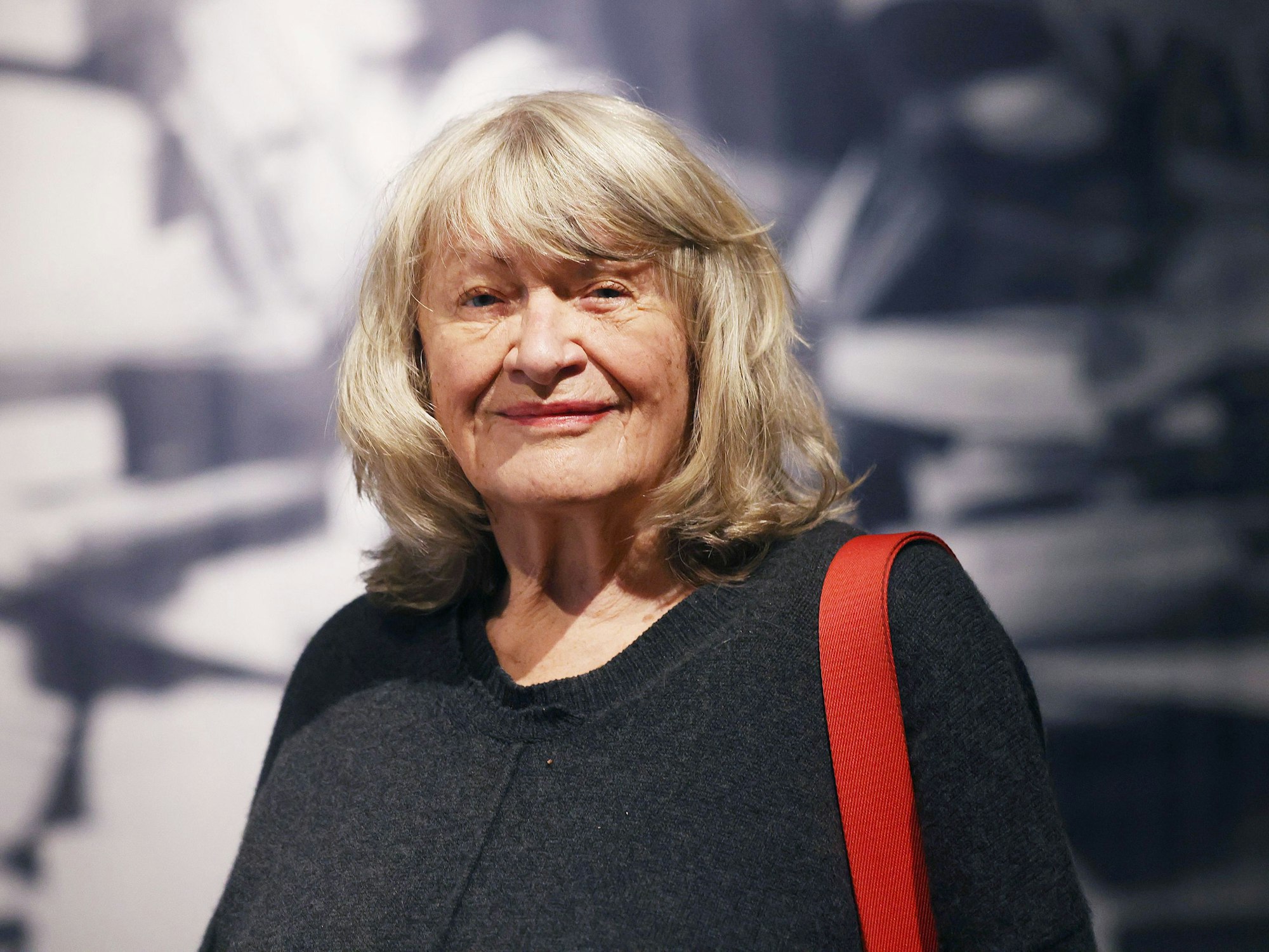 Alice Schwarzer, Autorin und Feministin, steht in der Ausstellung „Das andere Geschlecht“.