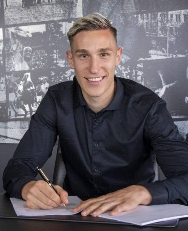 Nico Schlotterbeck bei der Unterschrift seines neuen Vertrags. Der Wechsel des Abwehrspielers vom SC Freiburg zu Borussia Dortmund ist jetzt offiziell.