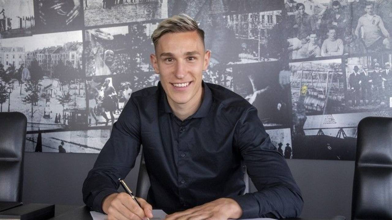 Nico Schlotterbeck bei der Unterschrift seines neuen Vertrags. Der Wechsel des Abwehrspielers vom SC Freiburg zu Borussia Dortmund ist jetzt offiziell.