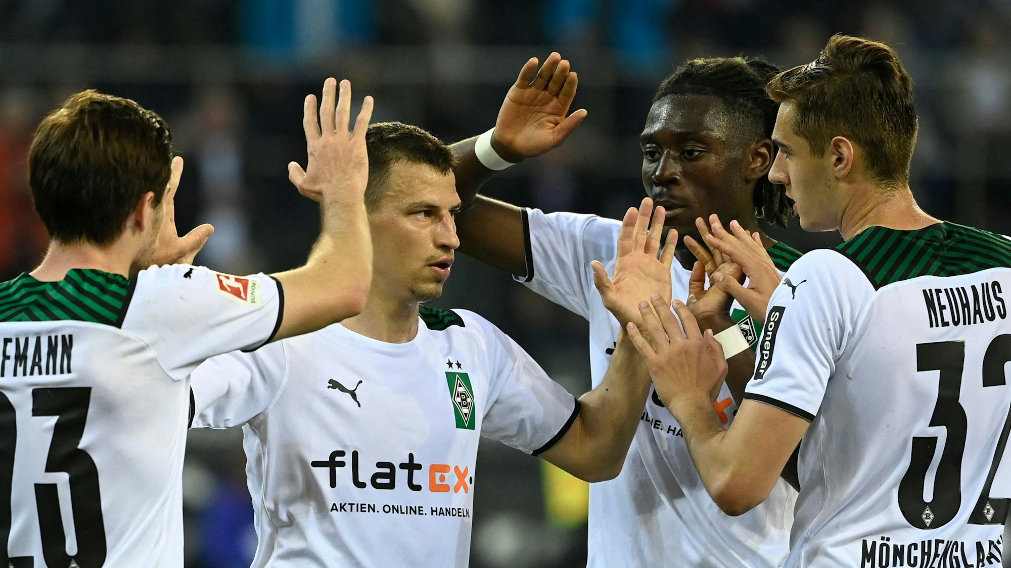 Jonas Hofmann jubelt mit seinen Teamkollegen über sein Tor gegen RB Leipzig