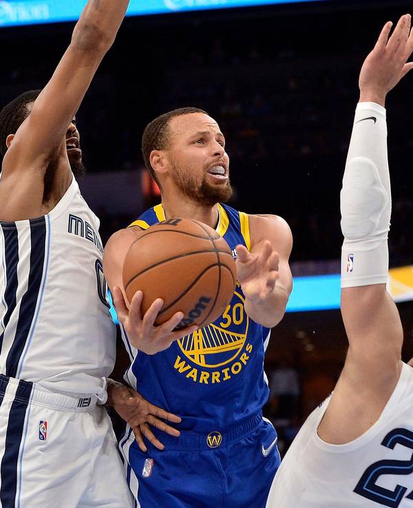 Golden State Warrior Stephen Curry (30) wirft auf den Korb