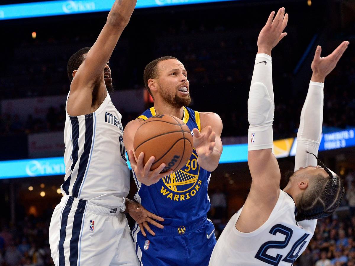 Golden State Warrior Stephen Curry (30) wirft auf den Korb