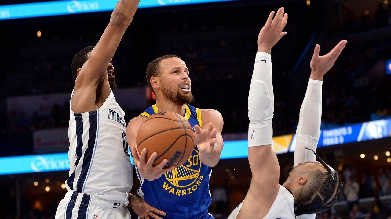 Golden State Warrior Stephen Curry (30) wirft auf den Korb