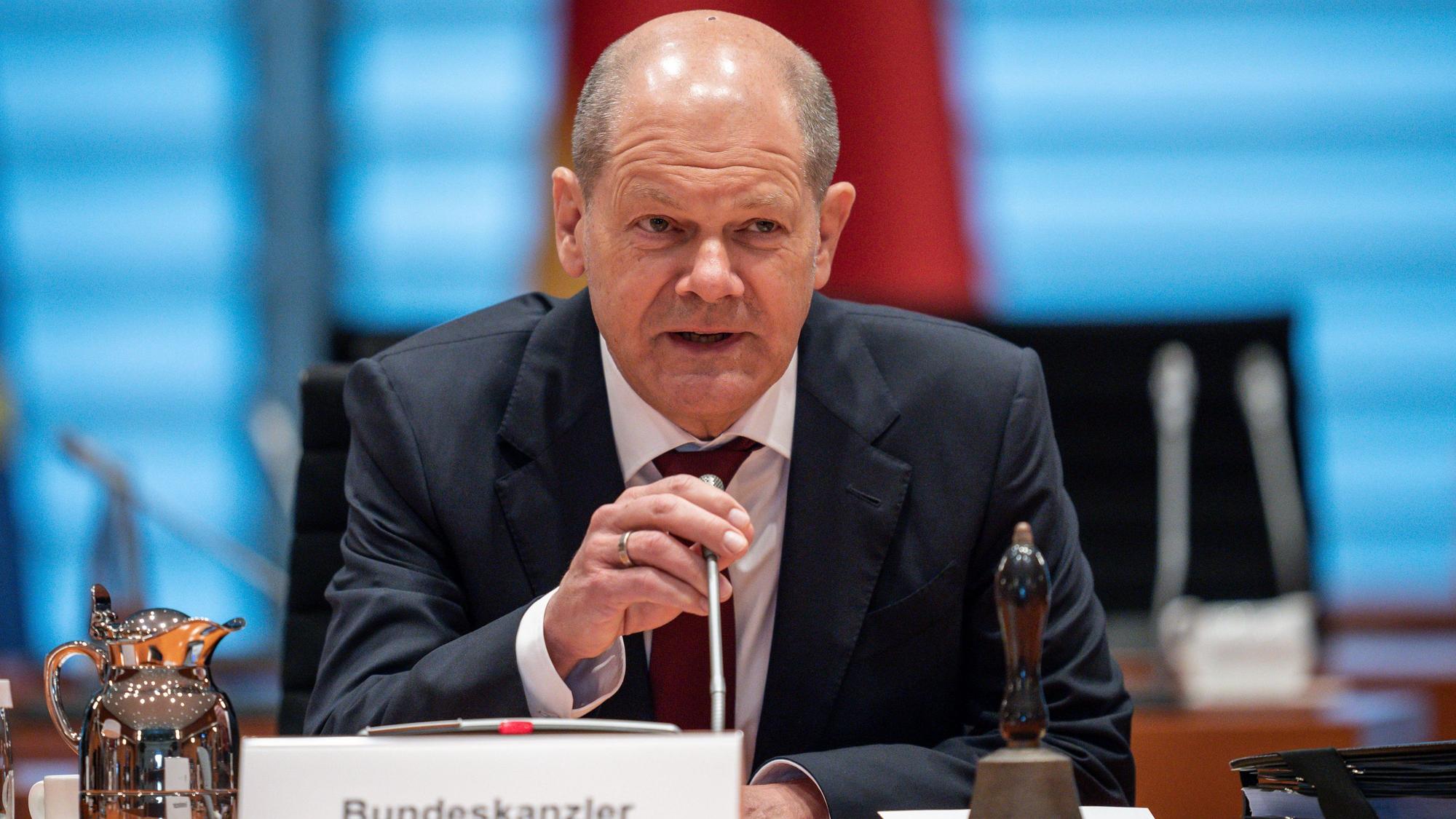 Bundeskanzler Olaf Scholz (SPD, hier am 27. April in Berlin) wird scharf für seine zögerliche Ukraine-Politik kritisiert. Nun korrigiert er seinen Kurs. Die Menschen muss er dabei allerdings mitnehmen, findet unser Autor.
