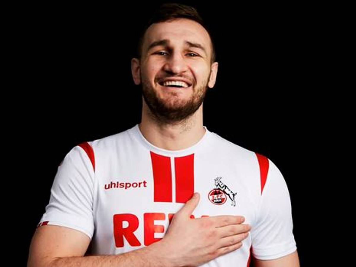 Der Kölner Boxer Denis Radovan posiert im Trikot des 1. FC Köln.