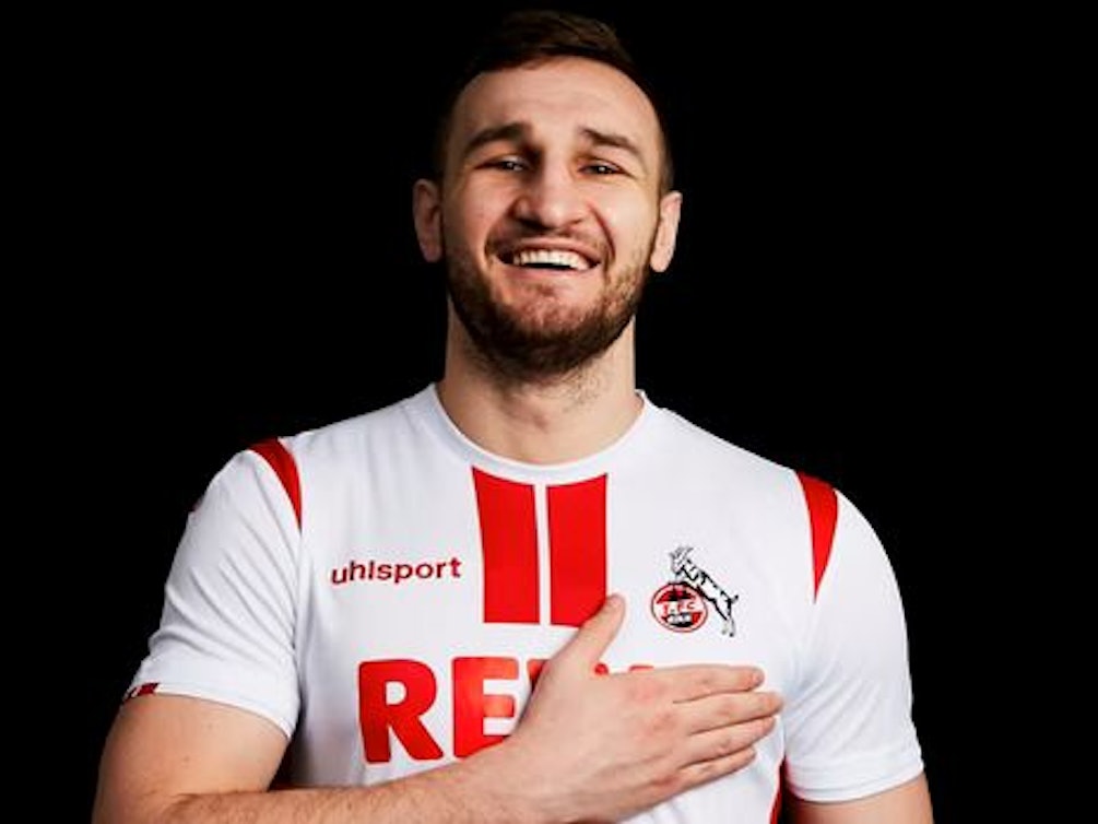 Der Kölner Boxer Denis Radovan posiert im Trikot des 1. FC Köln.