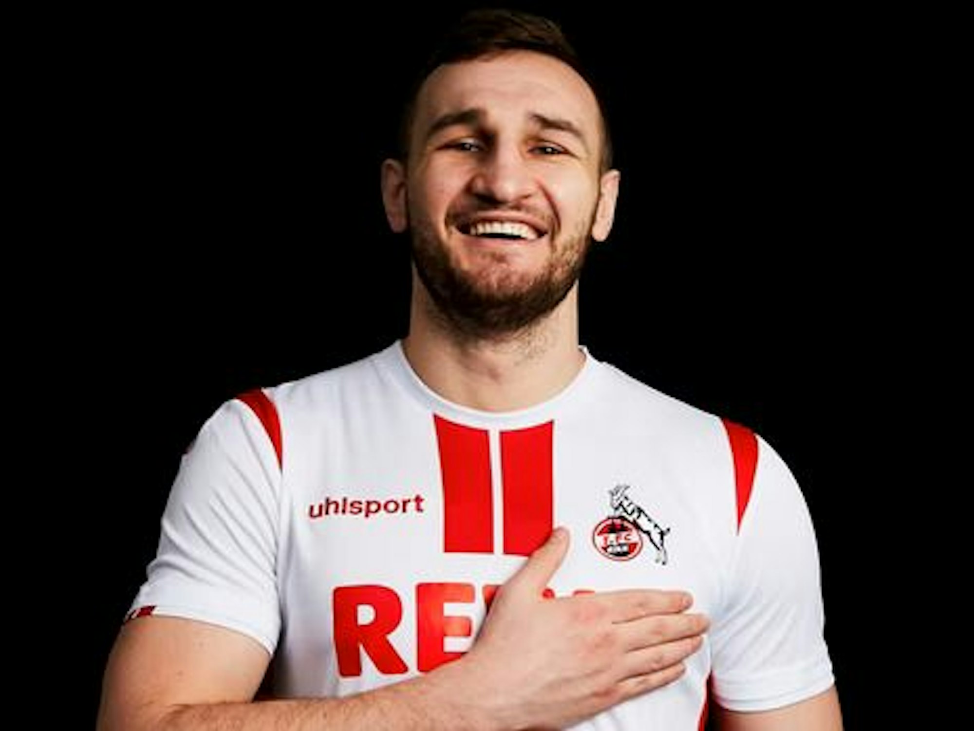 Der Kölner Boxer Denis Radovan posiert im Trikot des 1. FC Köln.