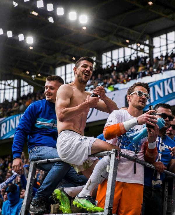 Kapitän Anthony Losilla und Keeper Manuel Riemann feiern ausgelassen mit den Fans des VfL Bochum.