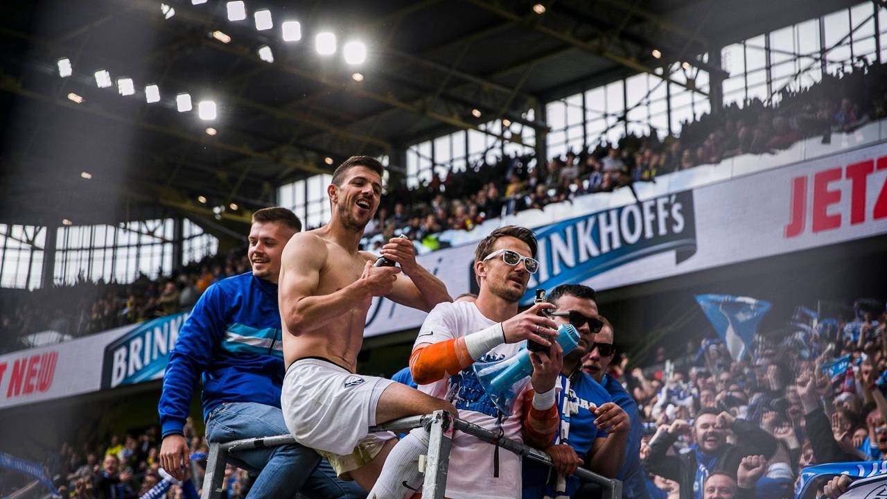 Kapitän Anthony Losilla und Keeper Manuel Riemann feiern ausgelassen mit den Fans des VfL Bochum.