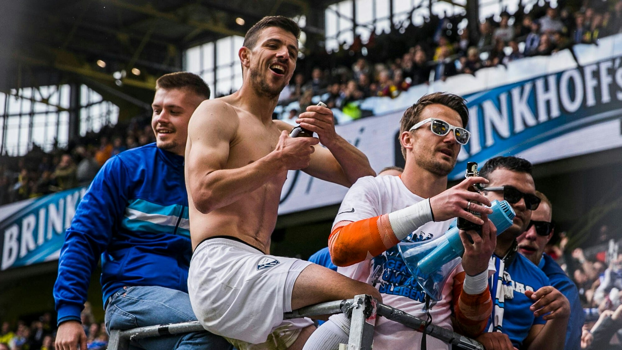 Kapitän Anthony Losilla und Keeper Manuel Riemann feiern ausgelassen mit den Fans des VfL Bochum.