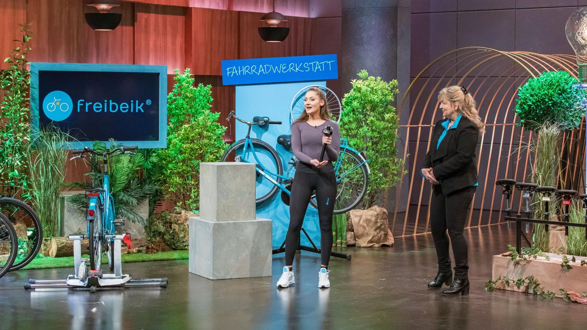 „Die Höhle der Löwe“-Kandidatinnen Iris-Sabine (r.) und Carmen Langstädtler (l.) präsentieren ihr Produkt vor den potenziellen Investoren.