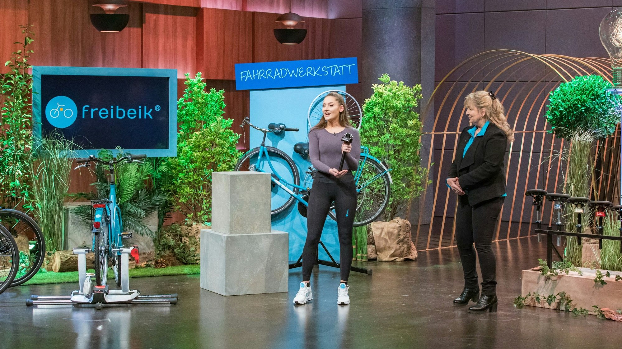 „Die Höhle der Löwe“-Kandidatinnen Iris-Sabine (r.) und Carmen Langstädtler (l.) präsentieren ihr Produkt vor den potenziellen Investoren.