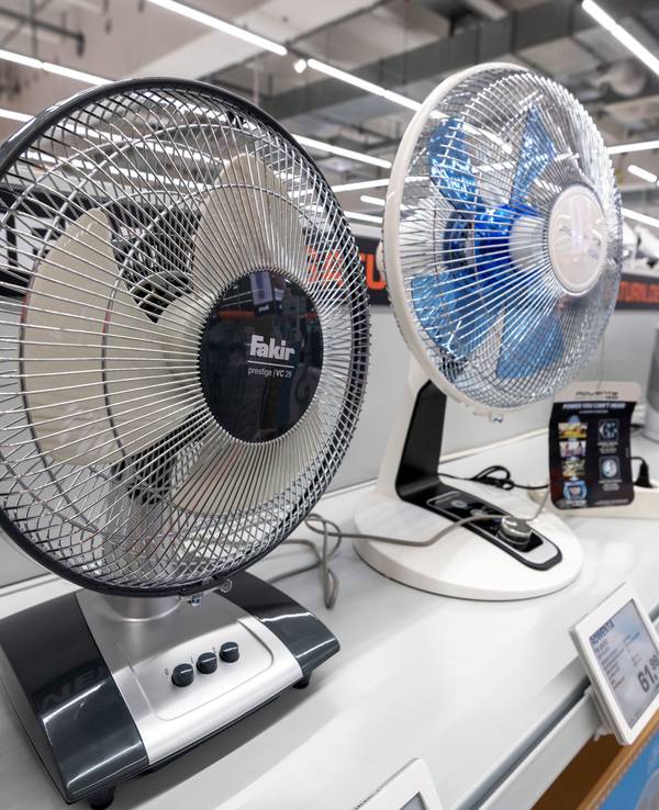 Einige Ventilatoren stehen in einem Elektromarkt.