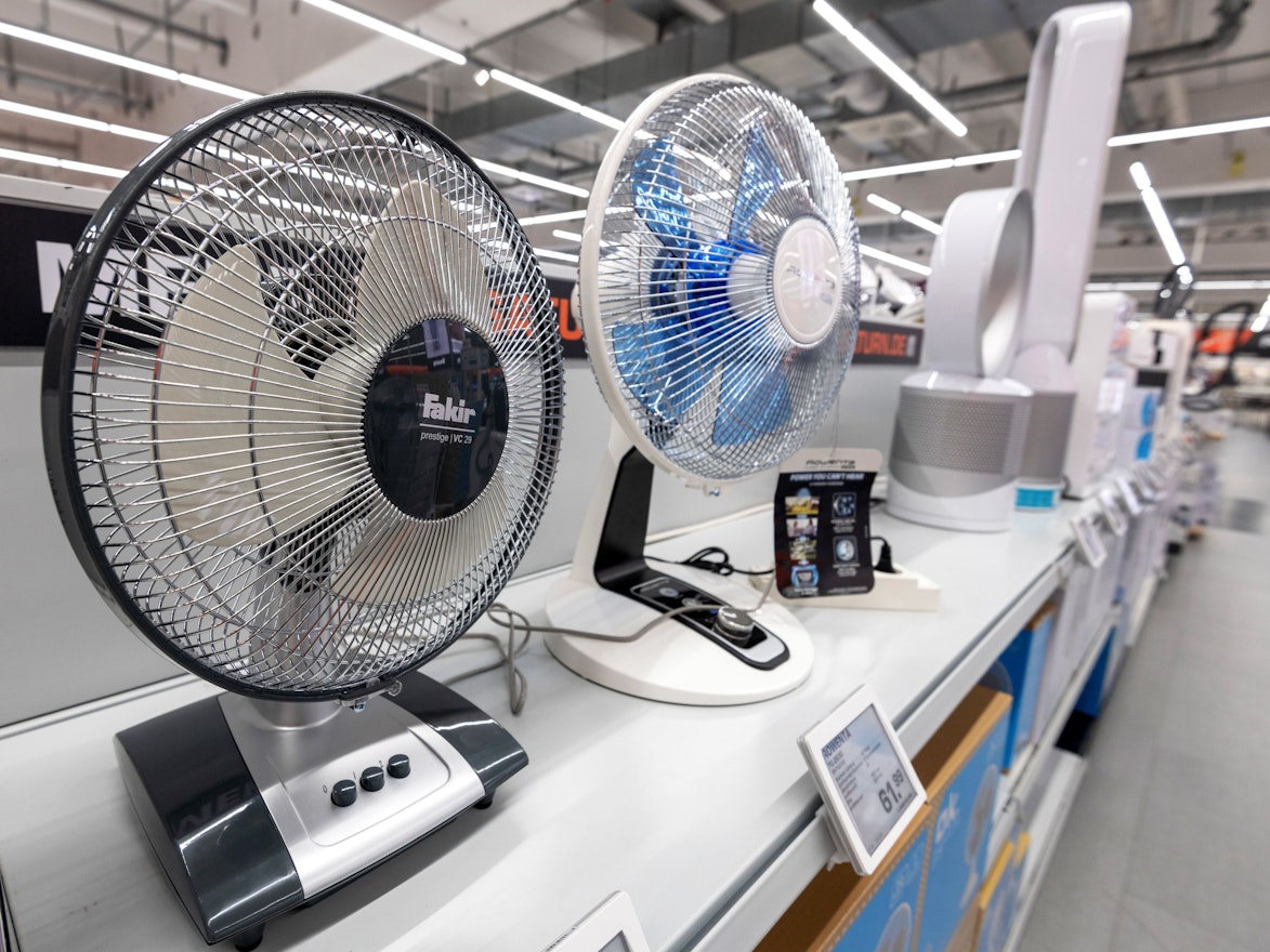 Einige Ventilatoren stehen in einem Elektromarkt.
