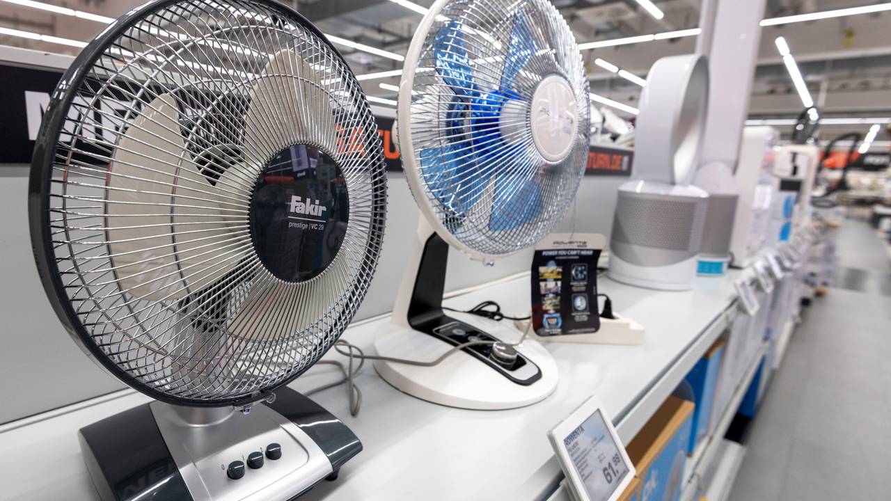 Einige Ventilatoren stehen in einem Elektromarkt.
