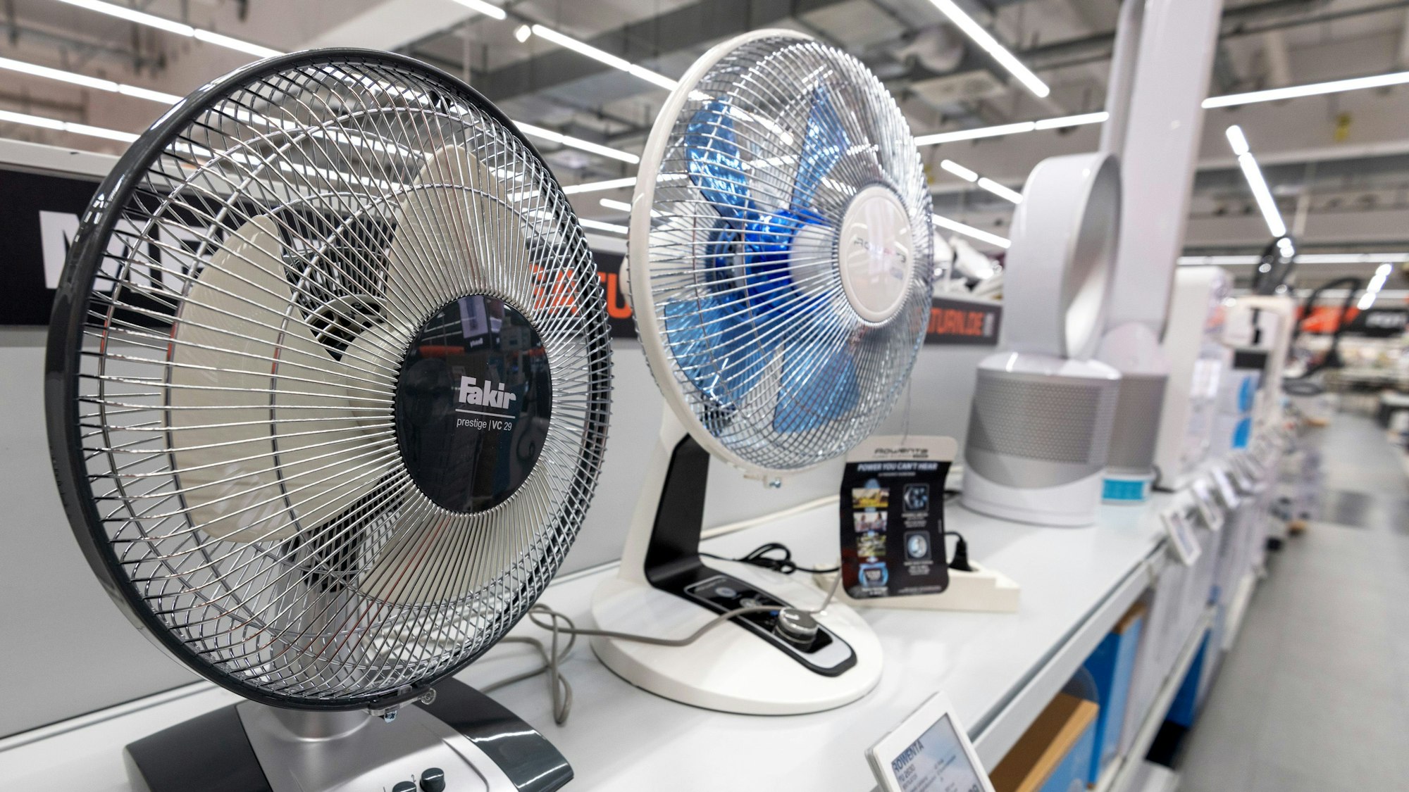 Einige Ventilatoren stehen in einem Elektromarkt.