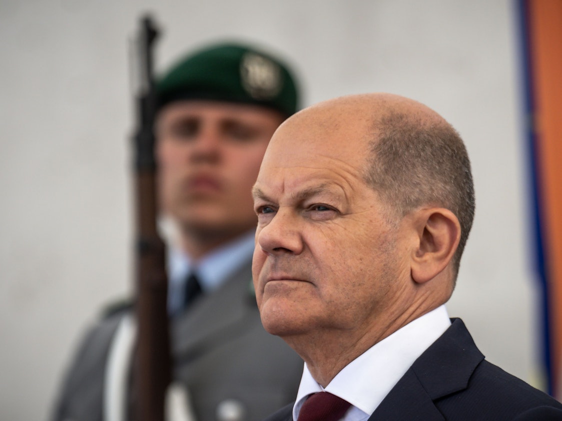 Bundeskanzler Olaf Scholz (SPD) wartet auf die Ankunft von Indiens Premierminister Modi zu den deutsch-indischen Regierungskonsultationen.