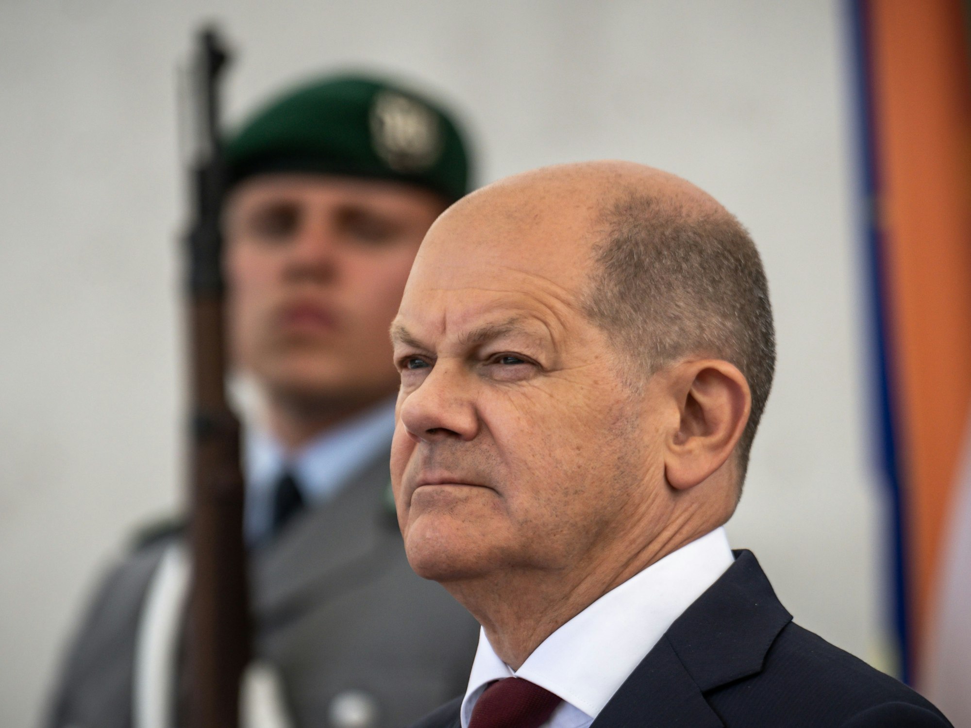 Bundeskanzler Olaf Scholz (SPD) wartet auf die Ankunft von Indiens Premierminister Modi zu den deutsch-indischen Regierungskonsultationen.