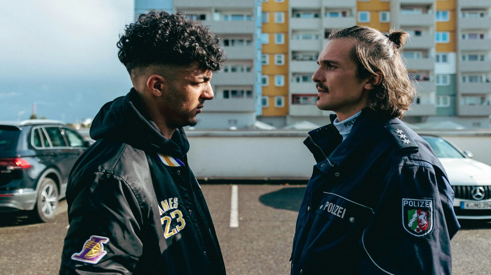 Die Rollen Musa (Soufiane El Mesaudi) und Polizist Schirmer (r, Manuel Hill). © WDR