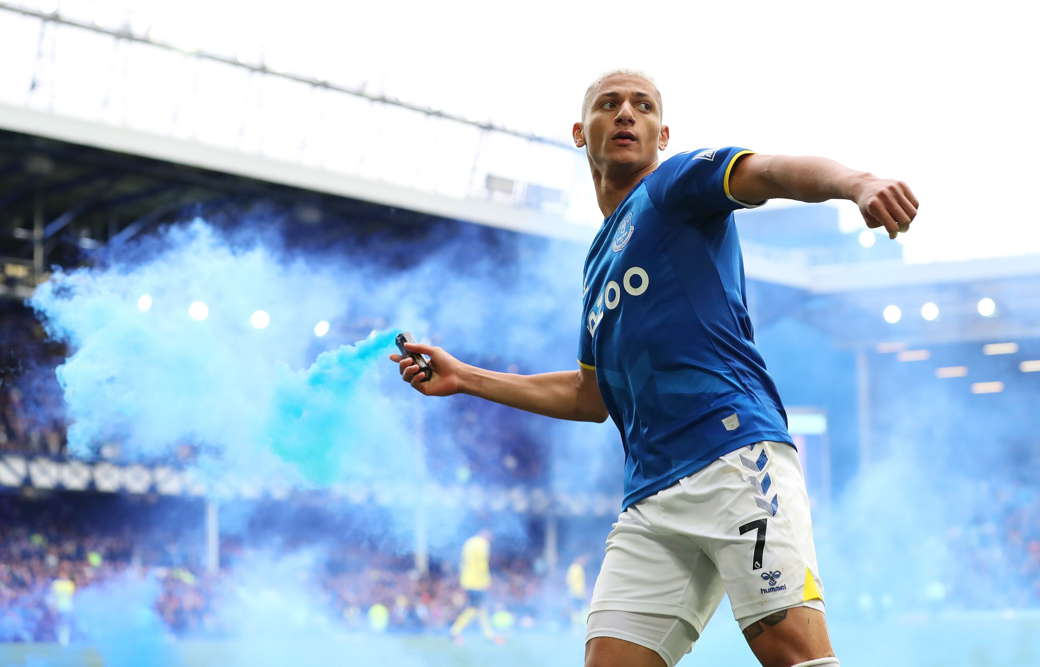 Everton-Star Richarlison warf eine Pyro-Fackel zurück in Richtung Fans, die zuvor auf den Platz geschmissen wurde.