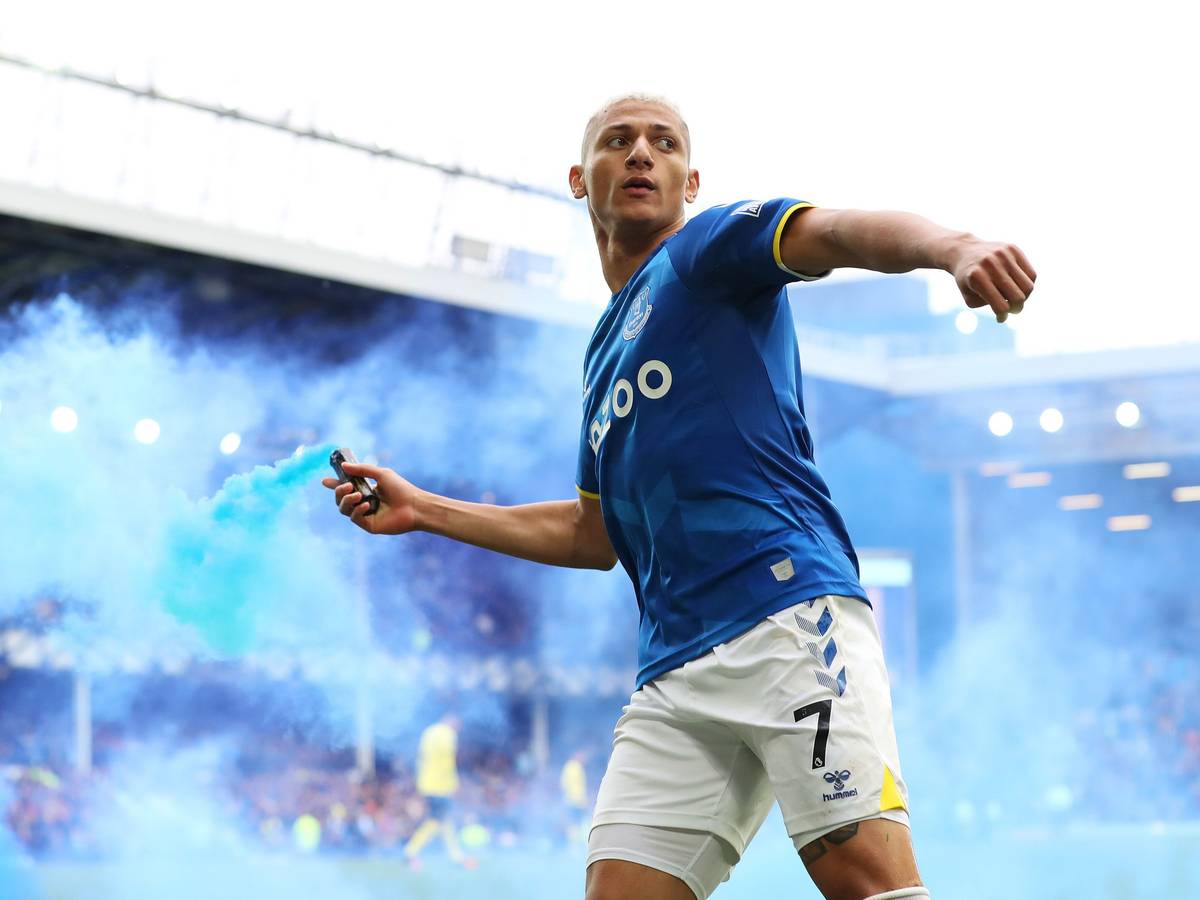 Everton-Star Richarlison warf eine Pyro-Fackel zurück in Richtung Fans, die zuvor auf den Platz geschmissen wurde.