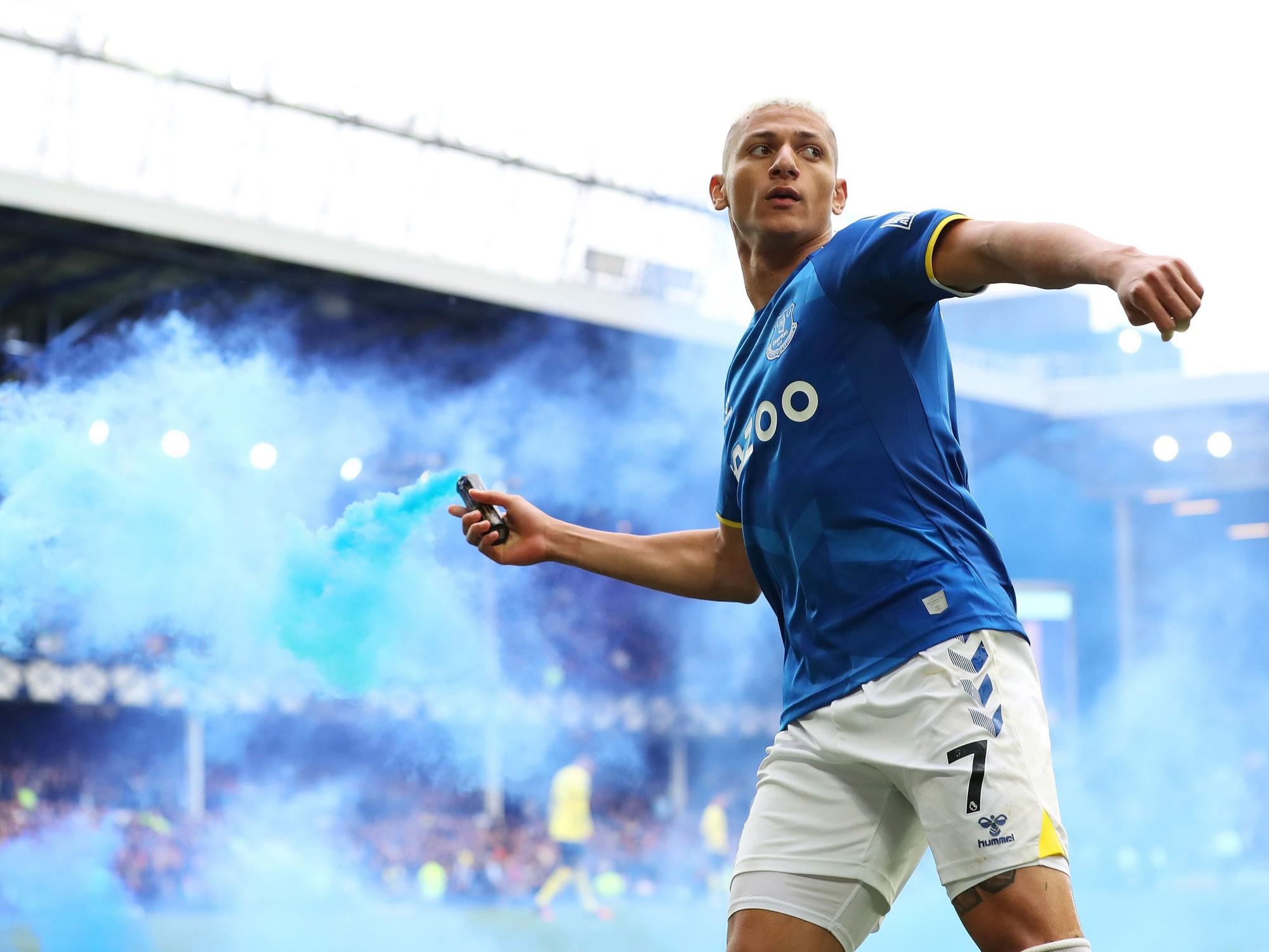 Everton-Star Richarlison warf eine Pyro-Fackel zurück in Richtung Fans, die zuvor auf den Platz geschmissen wurde.