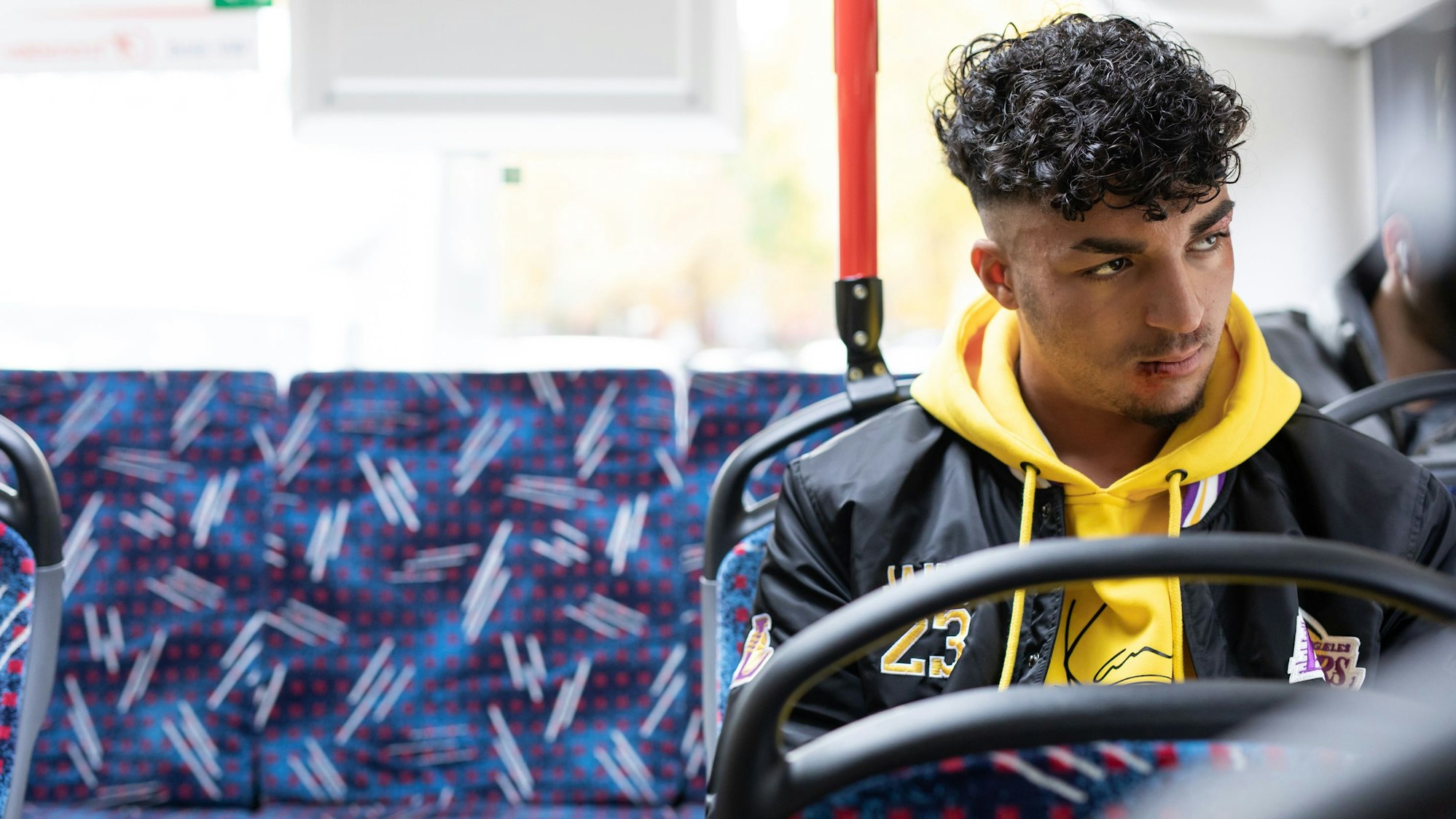 Die Hauptrolle Musa (Soufiane El Mesaudi) fährt nach dem geplatzten Labeldeal niedergeschlagen in sein Viertel zurück. © WDR