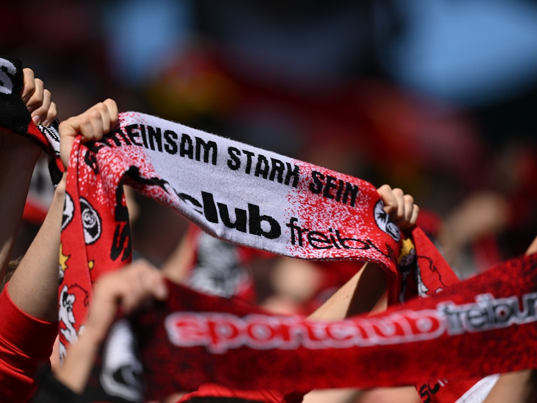 Fans des SC Freiburg feiern ihren Klub im Spiel gegen Bochum.