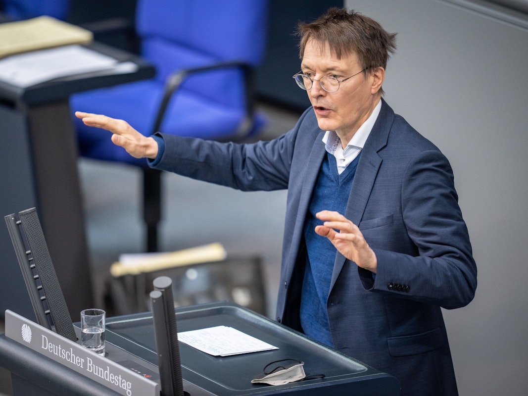 Karl Lauterbach (SPD), Bundesminister für Gesundheit, spricht im Plenum im Bundestag.