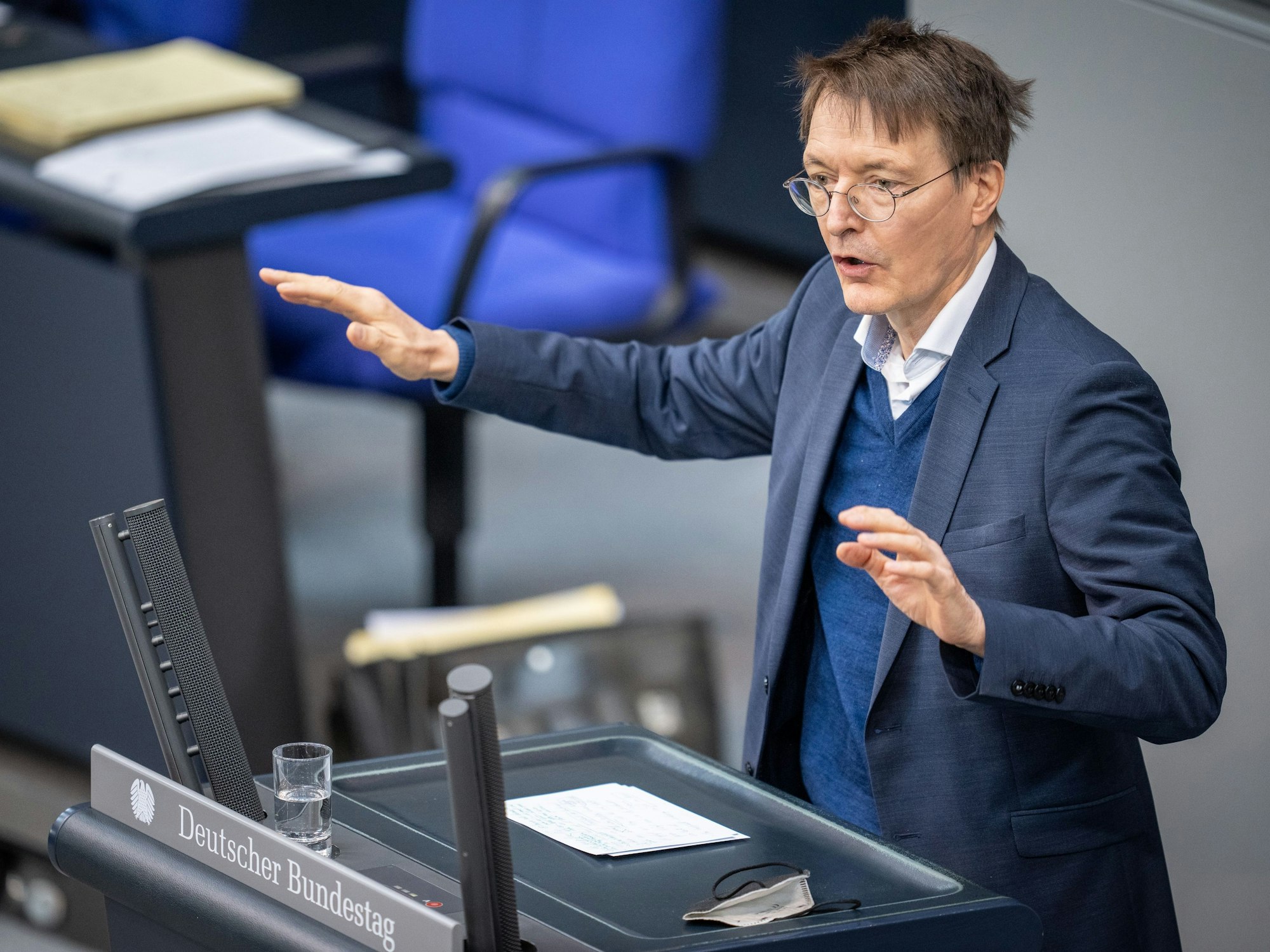 Karl Lauterbach (SPD), Bundesminister für Gesundheit, spricht im Plenum im Bundestag.