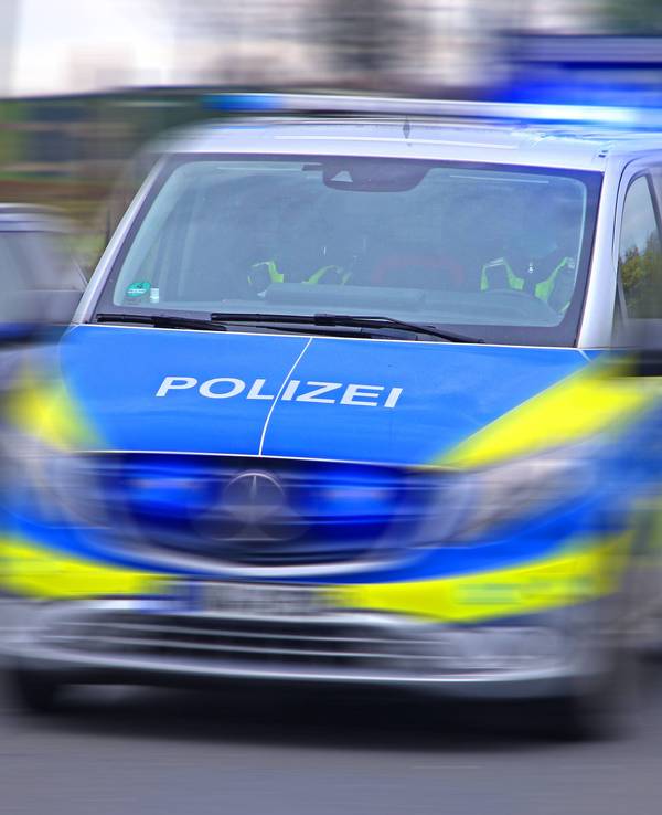 Einsatzfahrt der Polizei auf einer Essener Landstraße