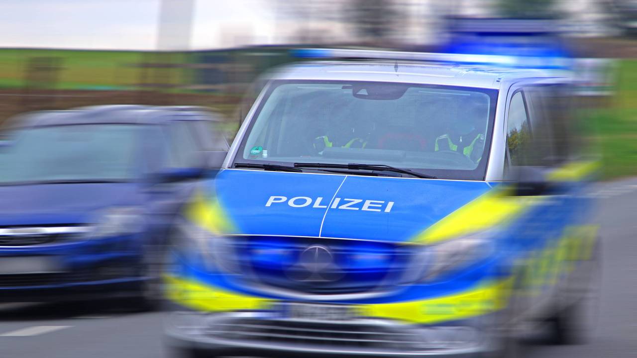 Einsatzfahrt der Polizei auf einer Essener Landstraße