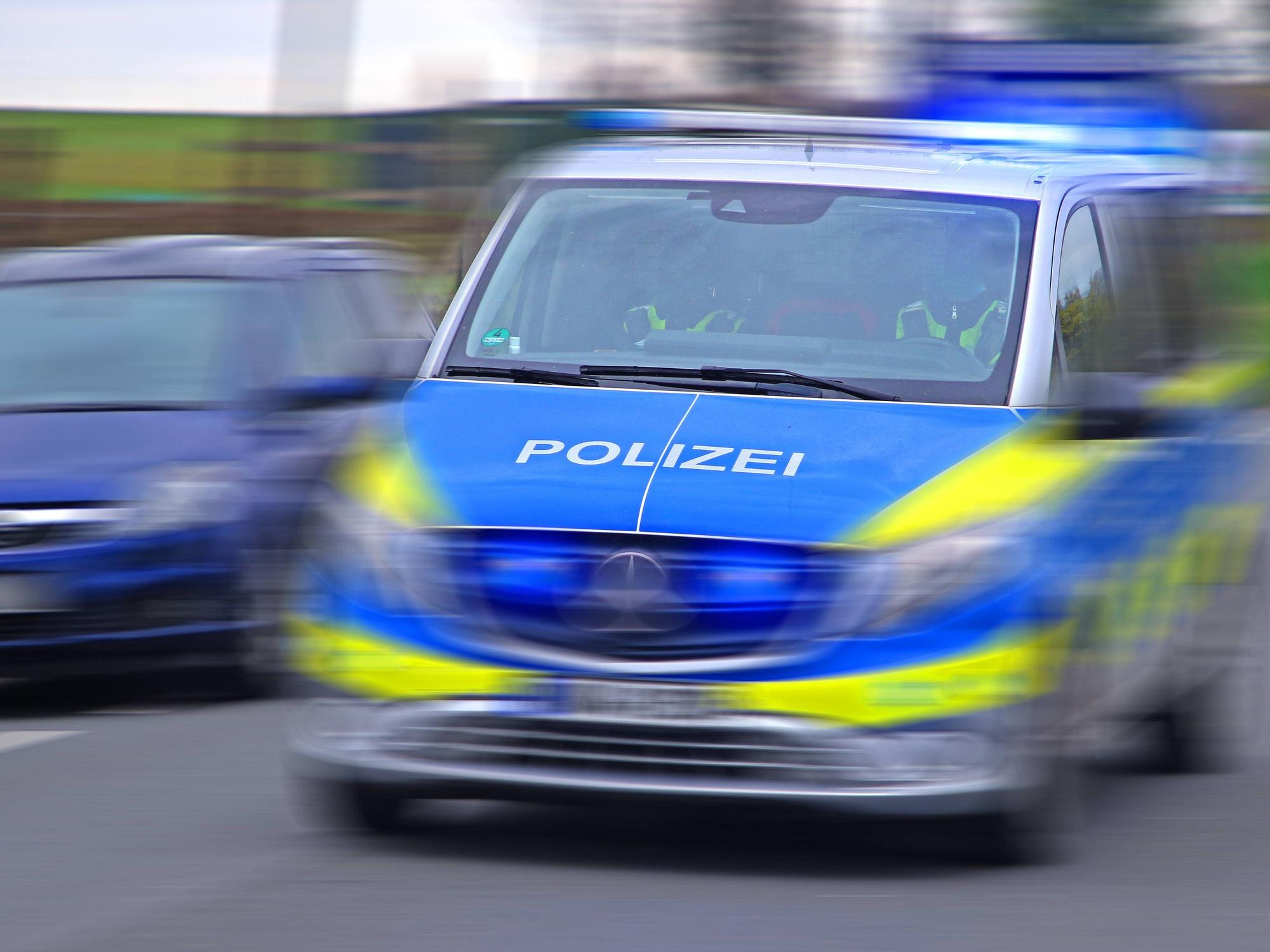 Einsatzfahrt der Polizei auf einer Essener Landstraße