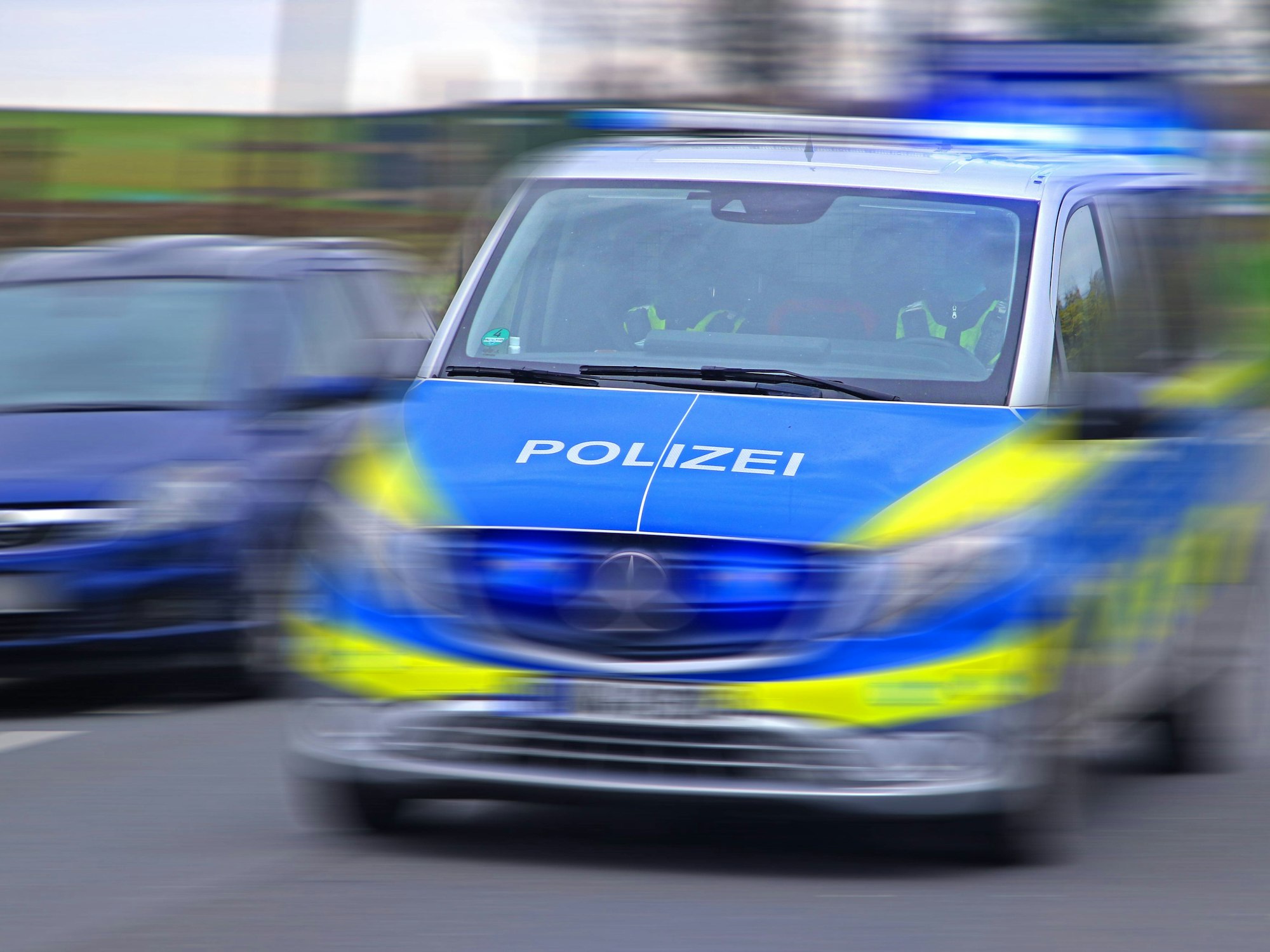 Einsatzfahrt der Polizei auf einer Essener Landstraße