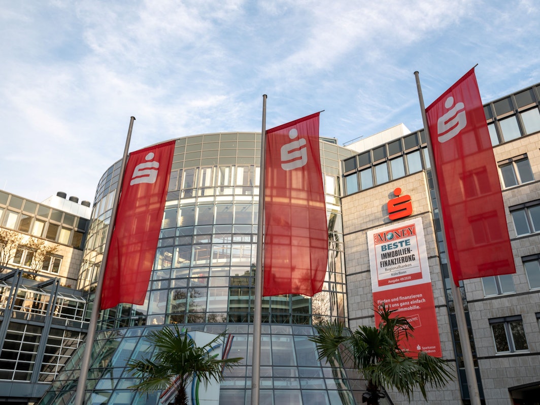 Eingang der Sparkassen-Filiale am Kölner Rudolfplatz