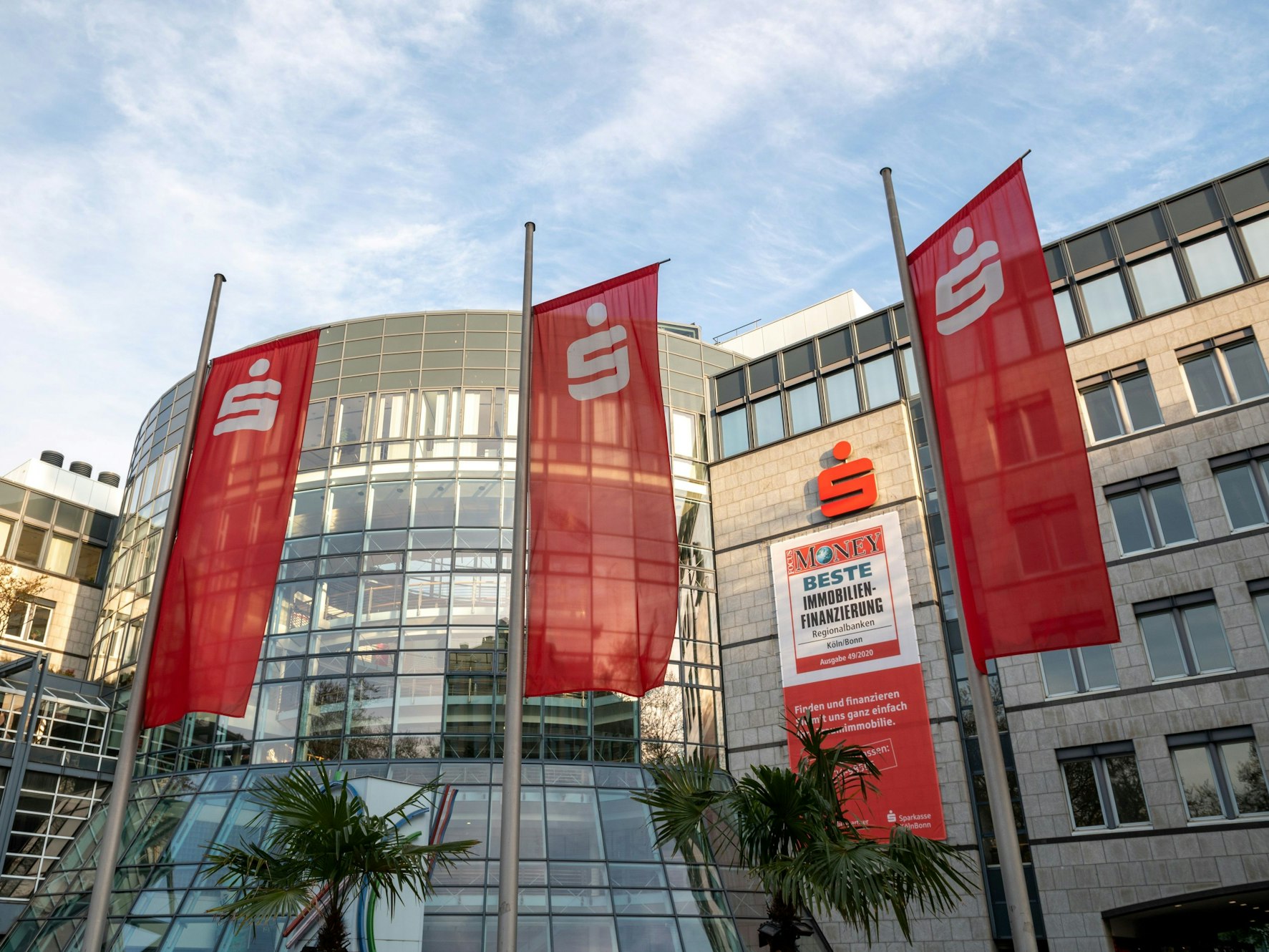 Eingang der Sparkassen-Filiale am Kölner Rudolfplatz