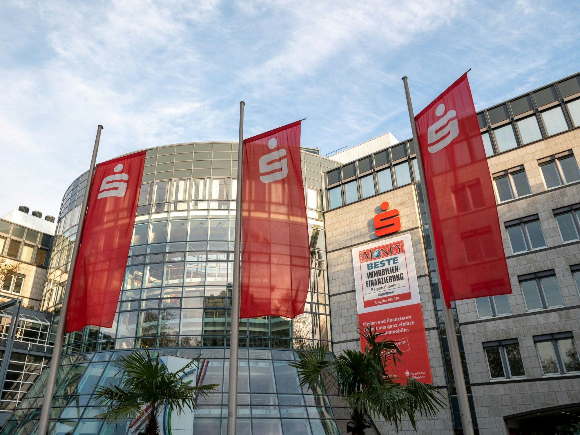 Eingang der Sparkassen-Filiale am Kölner Rudolfplatz