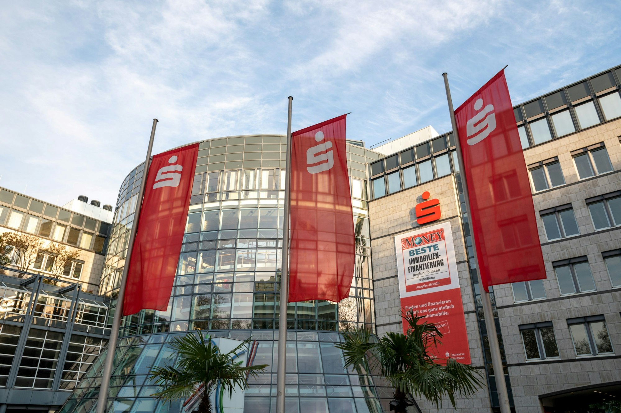 Eingang der Sparkassen-Filiale am Kölner Rudolfplatz