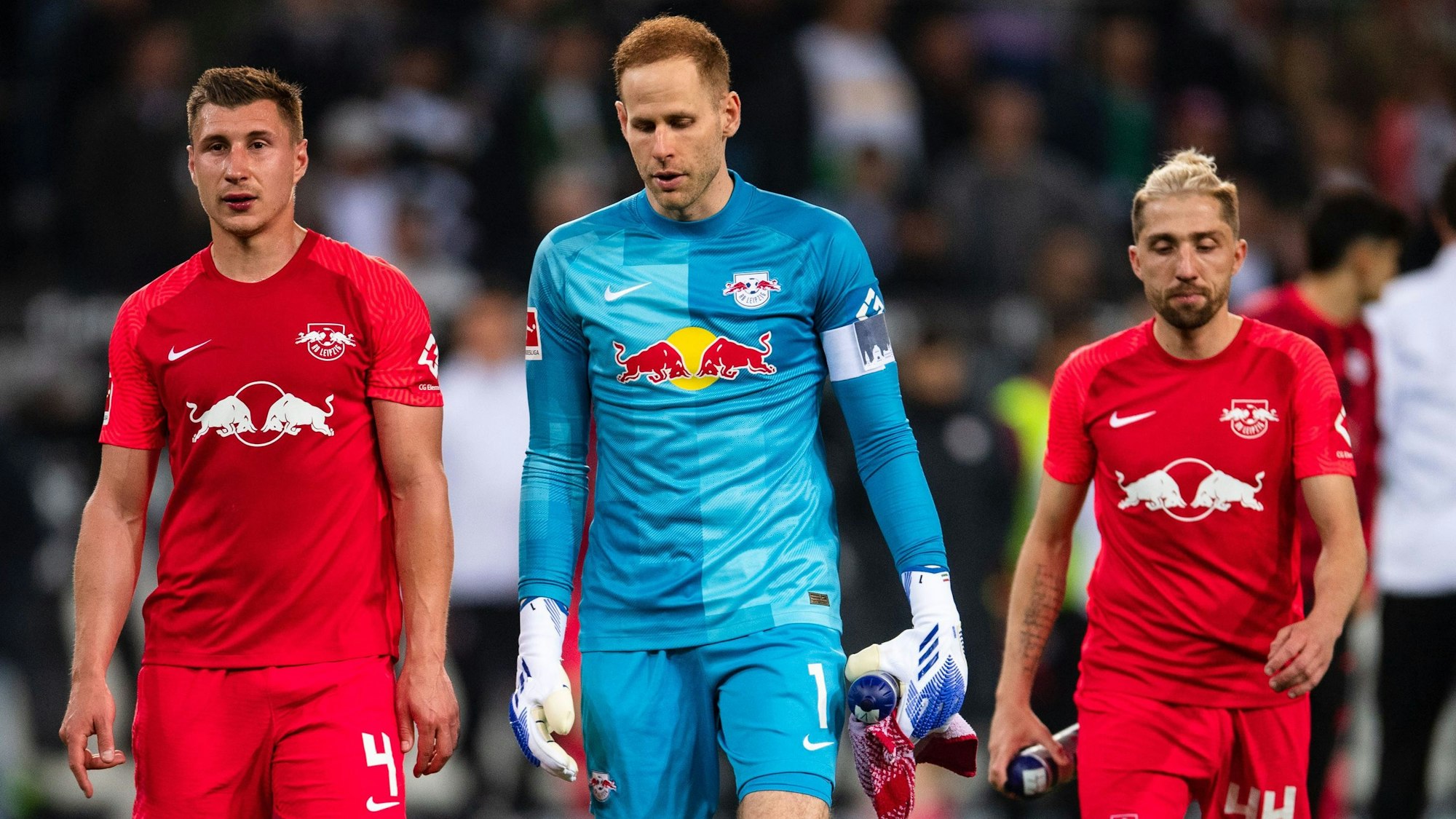 Willi Orban, Peter Gulacsi und Kevin Kampl gehen enttäuscht vom Platz