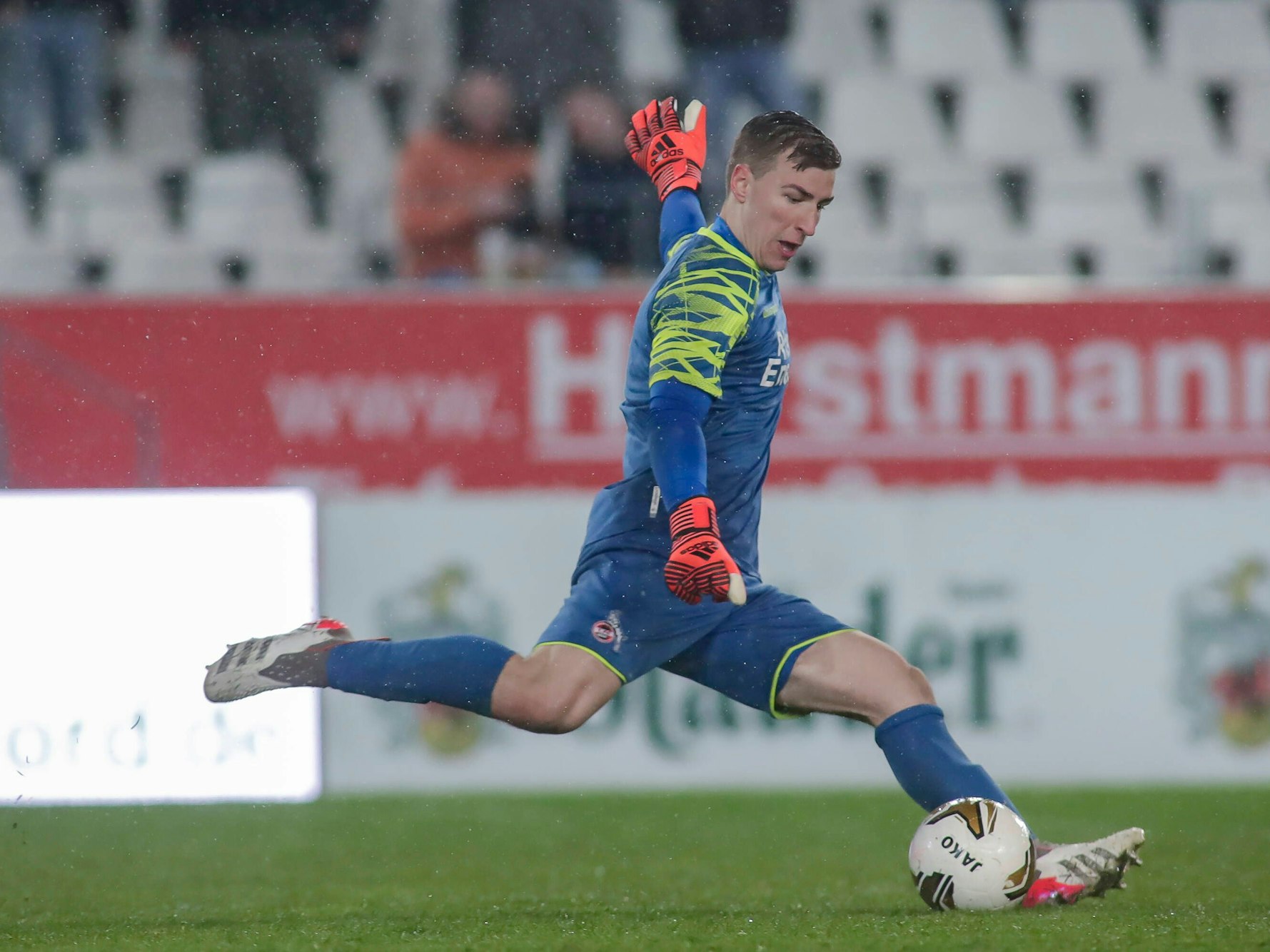 Daniel Adamczyk im Tor der U21 des 1. FC Köln