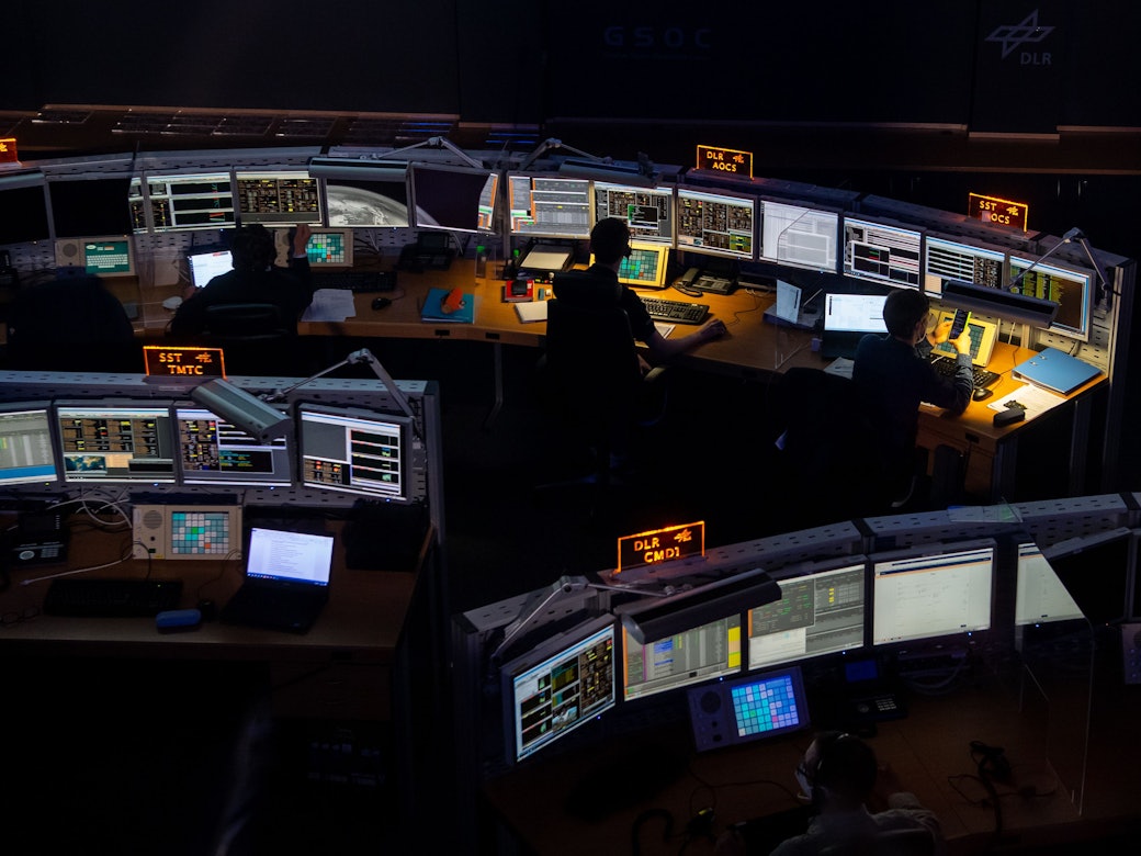 Mitarbeiter verfolgen im Deutschen Zentrum für Luft- und Raumfahrt verfolgen Raketenstart.