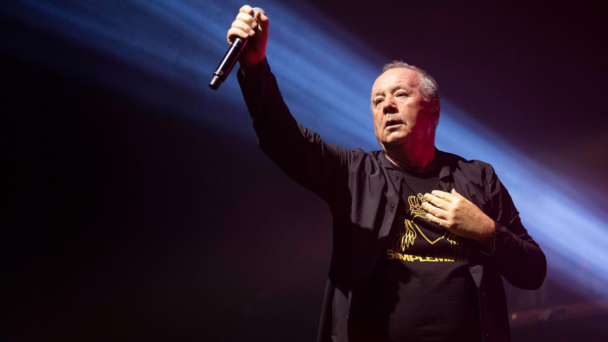 Jim Kerr von den Simple Minds steht auf der Bühne.
