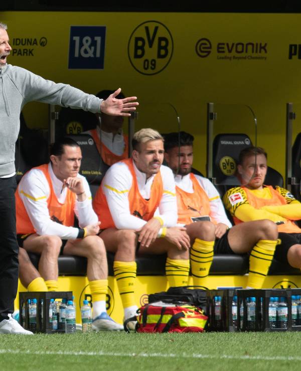 Dortmunds Trainer Marco Rose gibt Anweisungen.