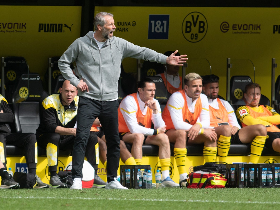 Dortmunds Trainer Marco Rose gibt Anweisungen.