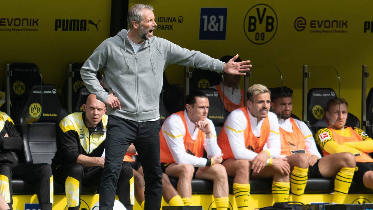 Dortmunds Trainer Marco Rose gibt Anweisungen.