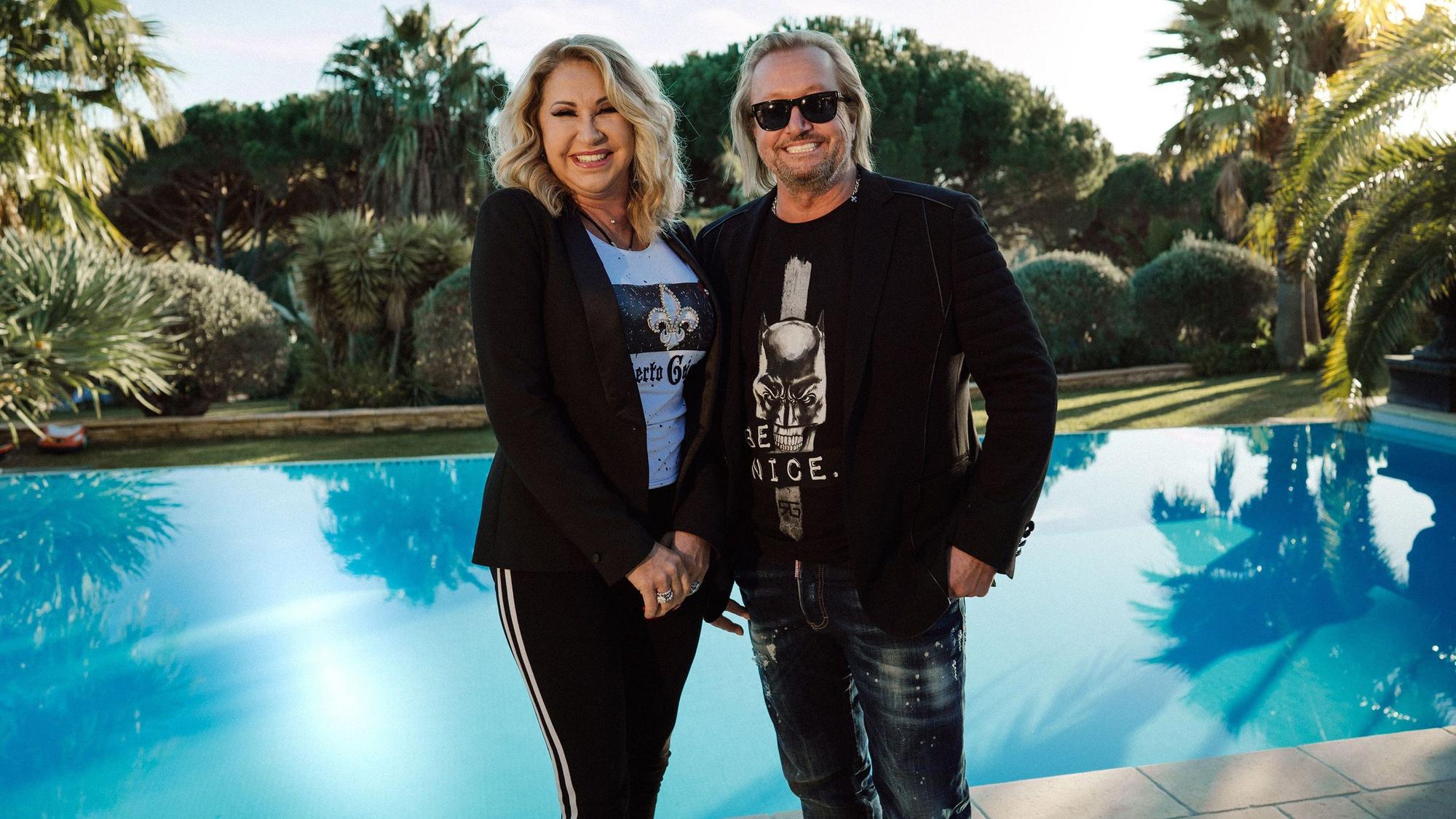 Carmen und Robert Geiss posieren vor einem Pool.