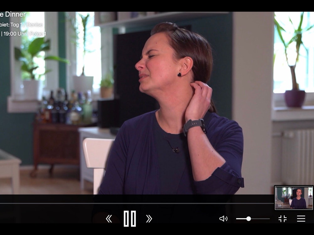 „Das perfekte Dinner“-Kandidatin Denise aus Mülheim an der Ruhr weiß ein gutes Bier zu schätzen. Während ihres Dinners knallt es plötzlich laut.