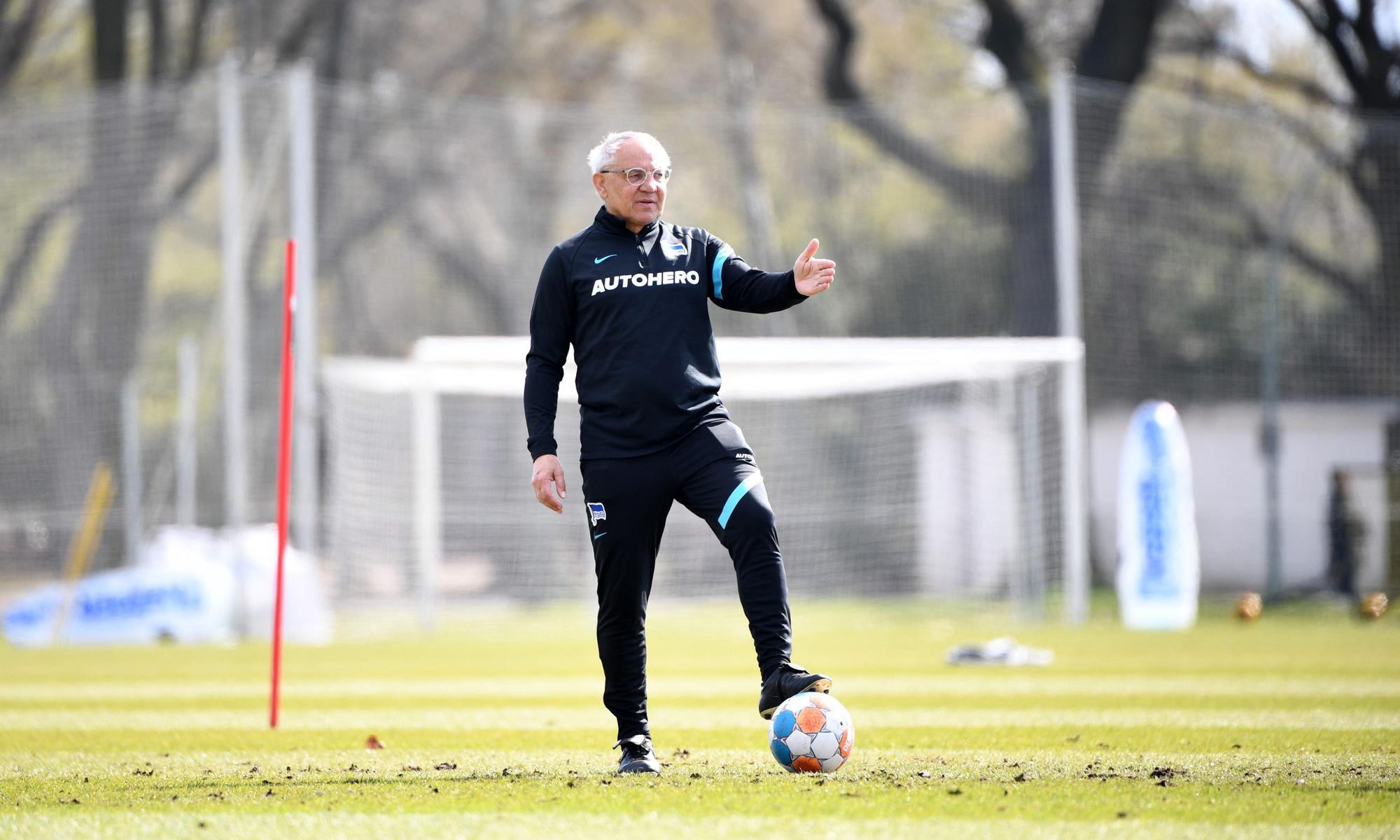 Herthas Trainer Felix Magath gibt Anweisungen.